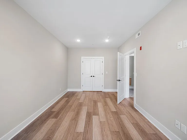 Gorgeous New Diamond St Construction Boasting Luxury Finishes — Photo 49