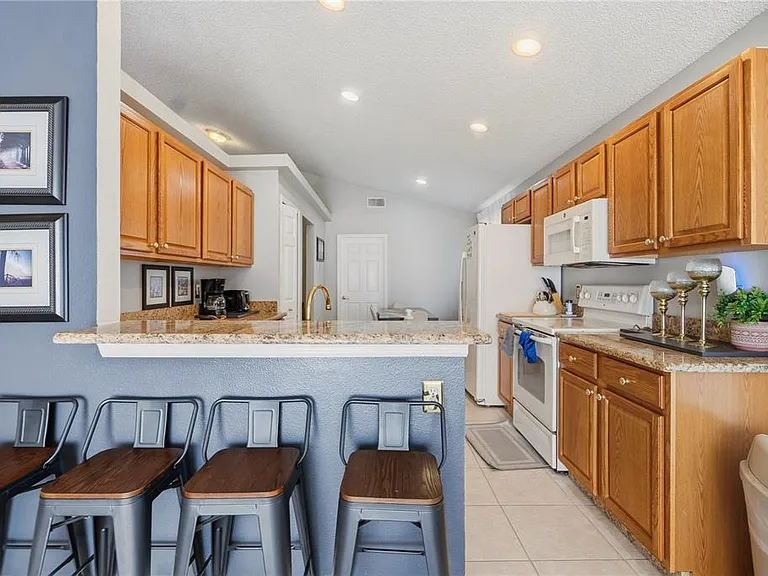 334 Brayton Ln — Photo 3