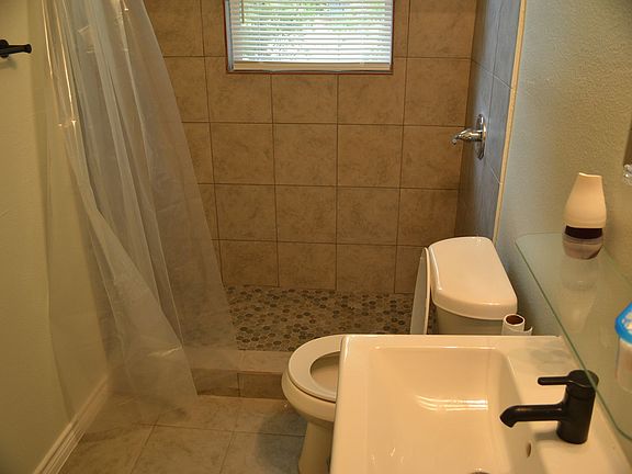 5th image of 428 E Dean Ave