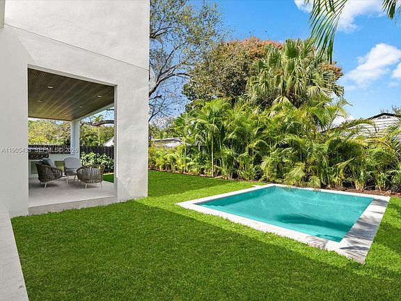 4th image of 1259 SW 20th St