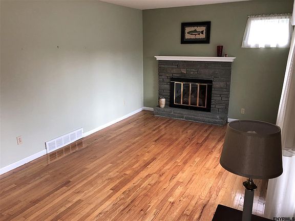 4th image of 19 Silver Ln