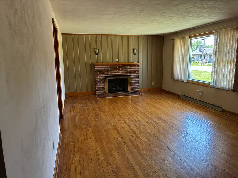 211 Lincoln Dr — Photo 1