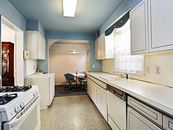 5th image of 30 Longview Dr