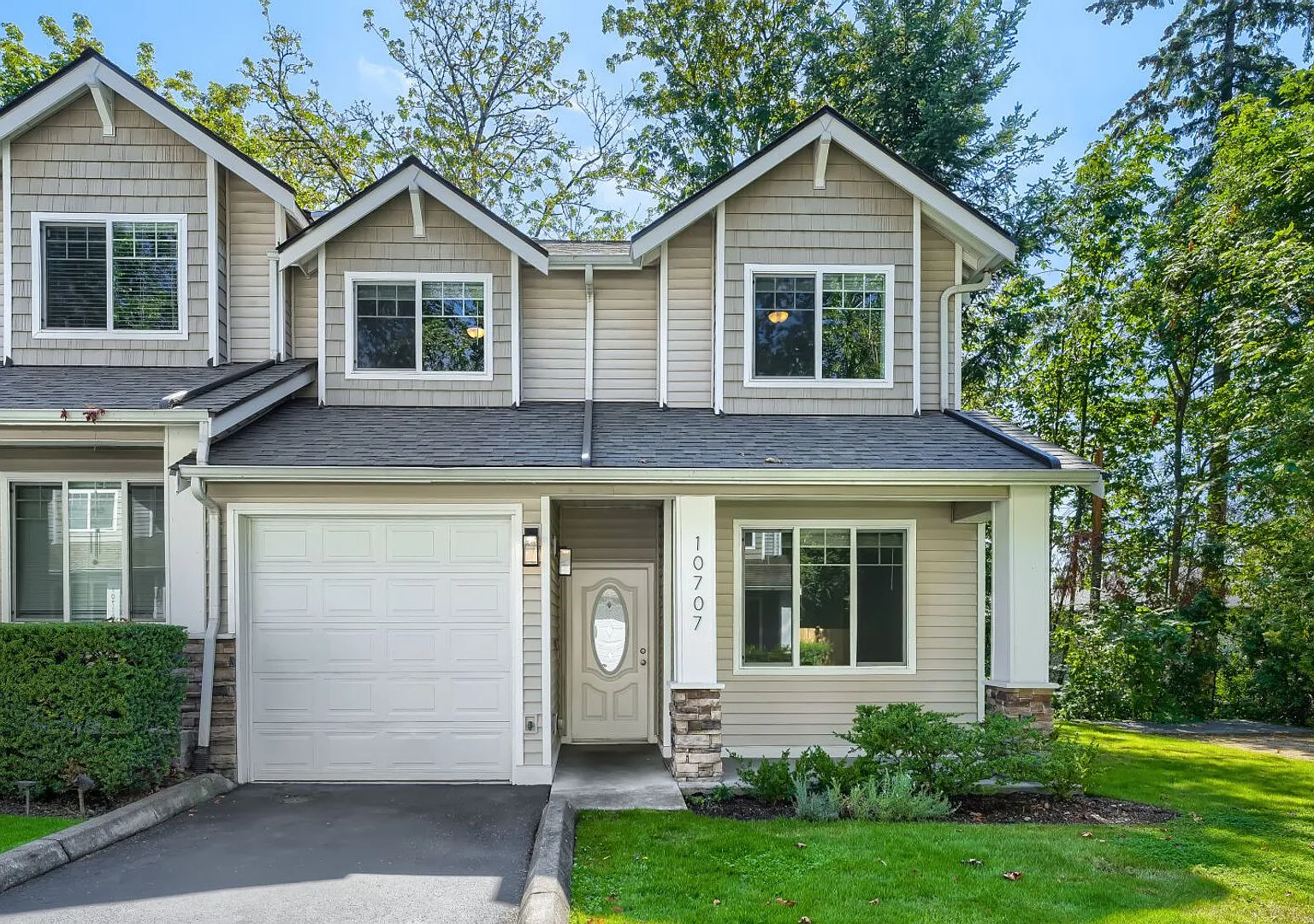 Light and Bright 3 bedroom 2.5 bath Townhome in Renton — Photo 1