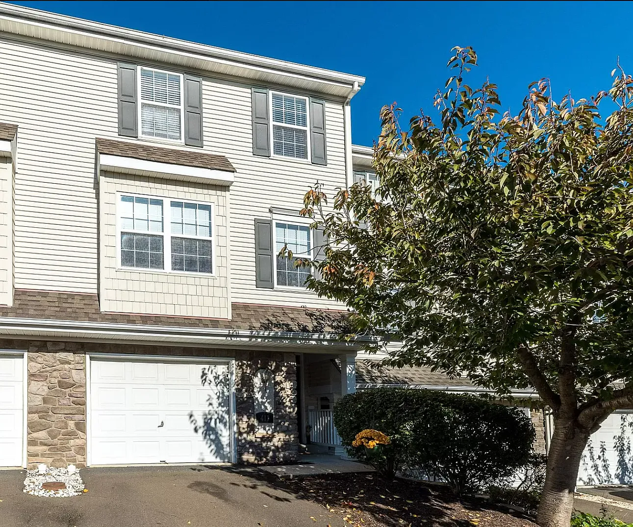 3 bed, 2140 sqft, $3,300 — Photo 1
