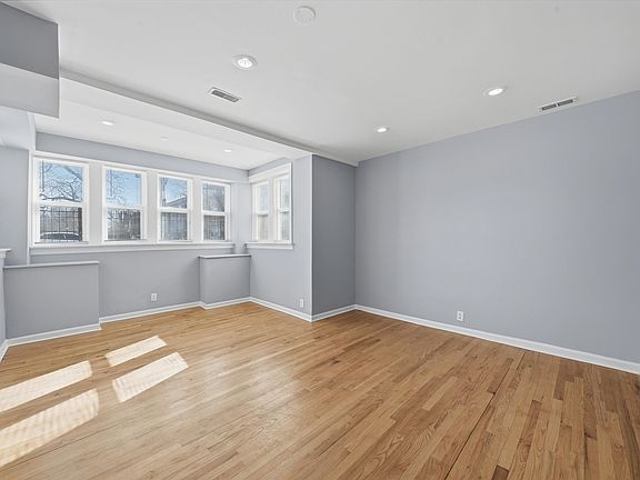 4th image of 3100 W Argyle St APT G