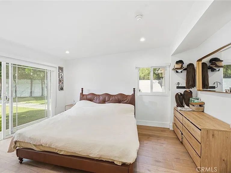 13135 Chandler Blvd — Photo 46