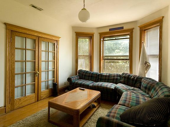 2nd image of 852 W Waveland Ave APT 2