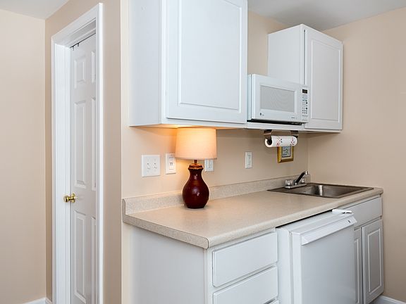 5th image of 6 Ashworth Ave #Unit 6
