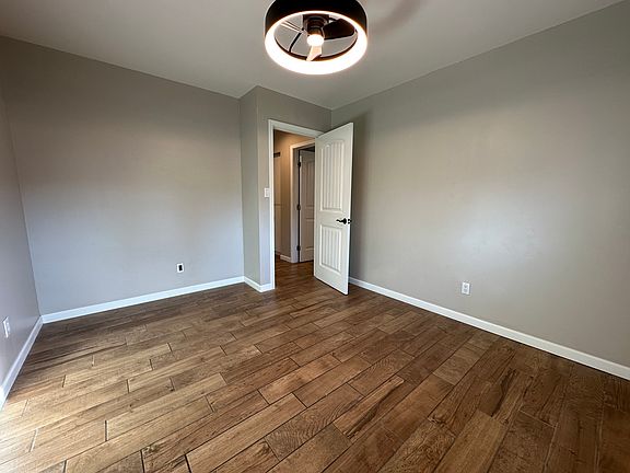 5th image of 2820 E Sunnyside Dr