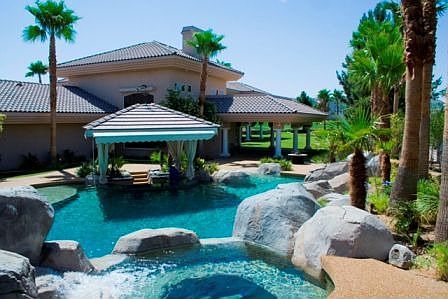 Pool with swim up Bar