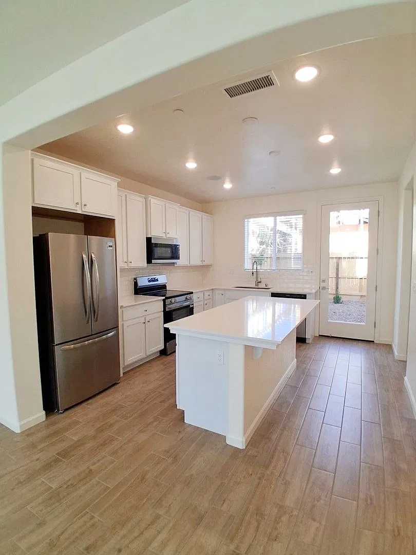 Modern Clovis Living: Solar-Powered 3-Bed Home with Community Pool! — Photo 4