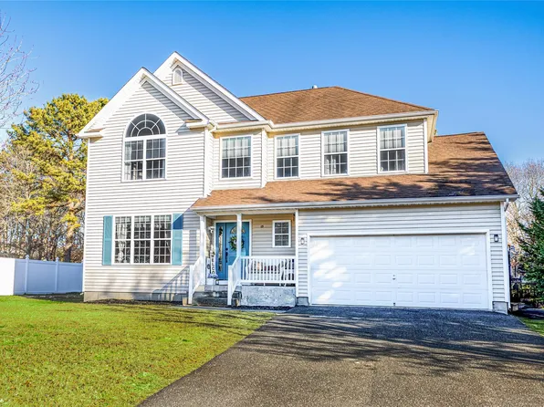 15 Bloomington Street, Medford, NY 11763