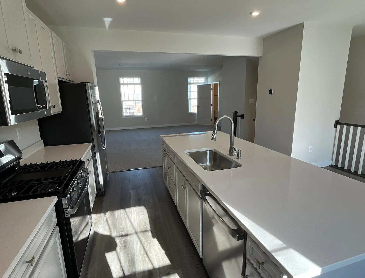 4 bed, 3.5 bath, 2016 sqft, $2,750 — Photo 4