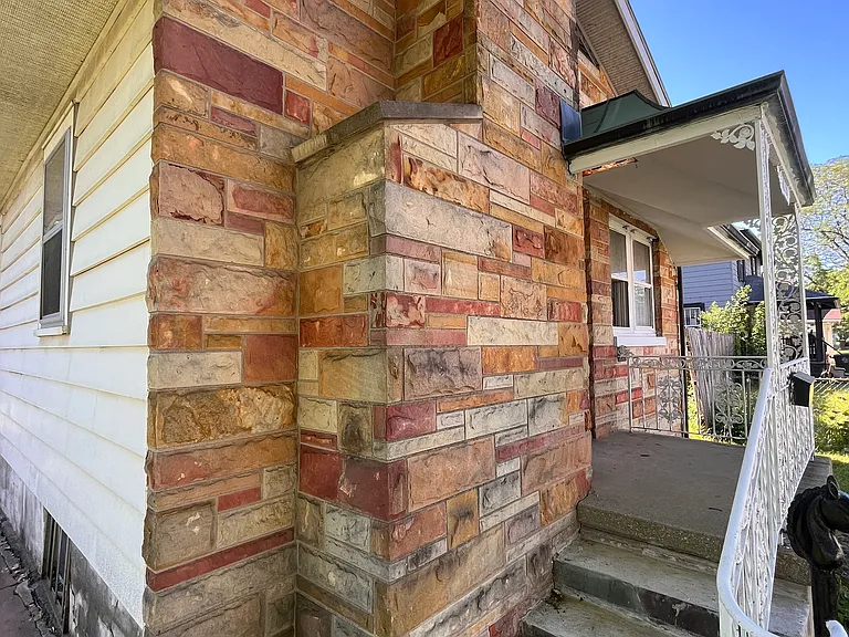2803 Queen St — Photo 4