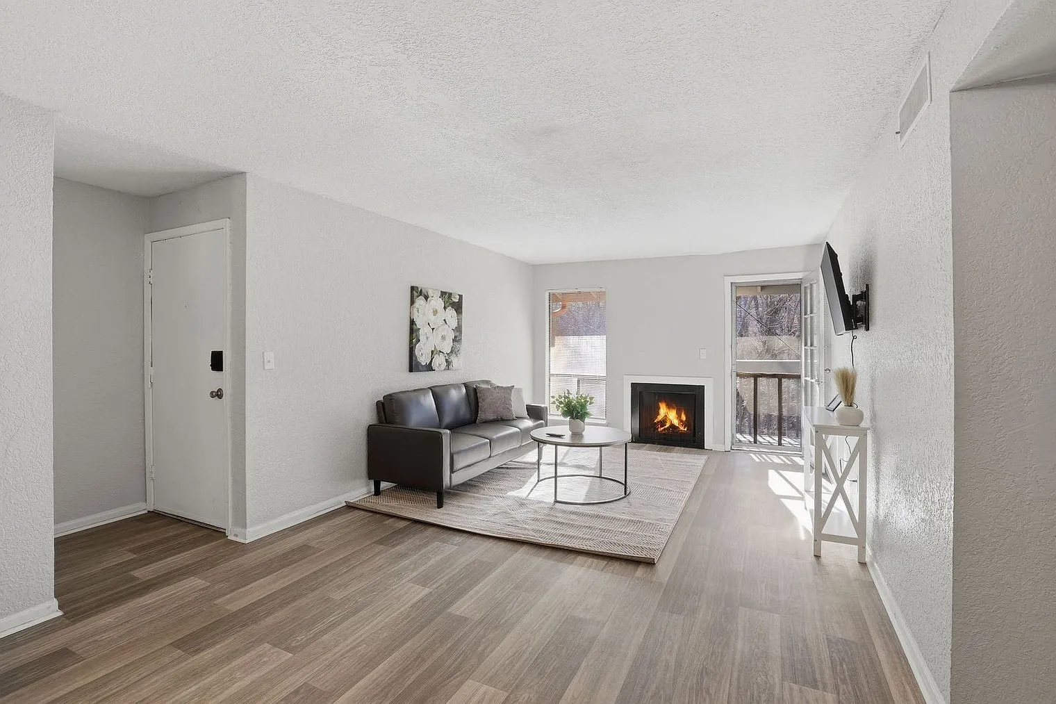 2 bed, 1.0 bath, 9913 sqft, $2,310 — Photo 2