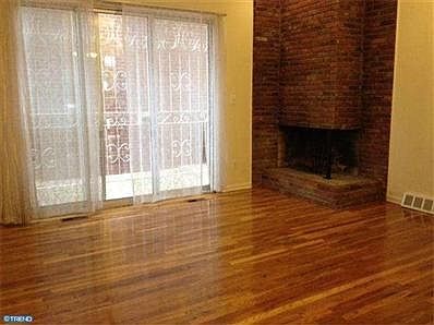 2nd image of 1119 Lombard St
