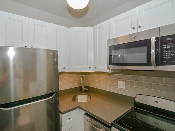 3rd image of 817 W Lakeside Pl APT 608