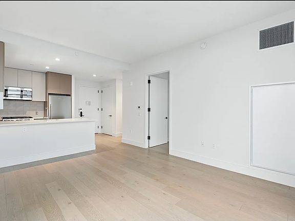 5th image of 92-27 160th St #609