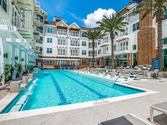 Resident Pool & Lounge