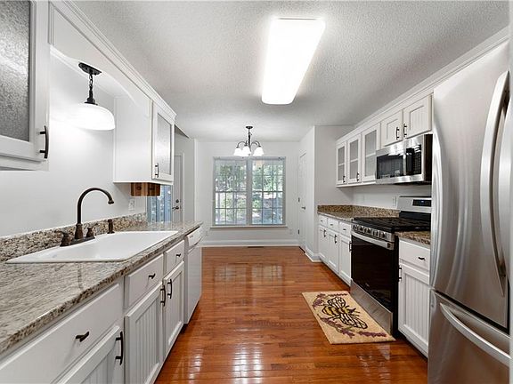 5th image of 24 Woodhaven Ct SW