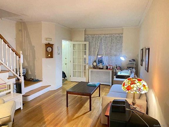 3rd image of 7547 Utopia Pkwy