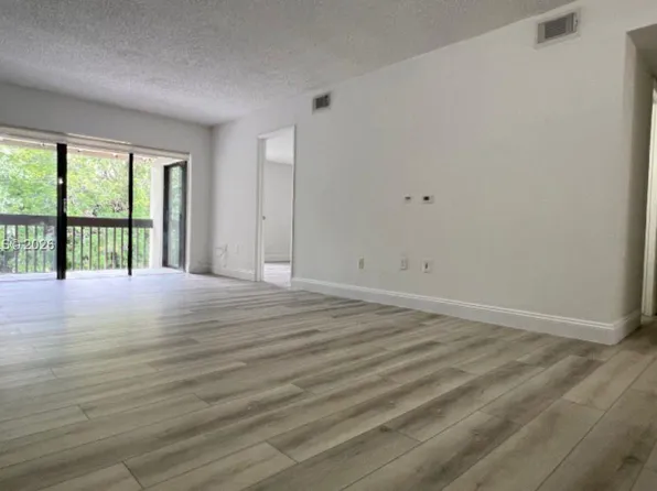 8885 Fontainebleau Blvd APT 205, Miami, FL 33172