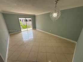1055 W 77th St, Hialeah, FL