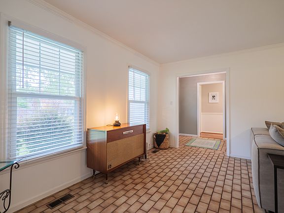 4th image of 2111 Pinecliff Dr