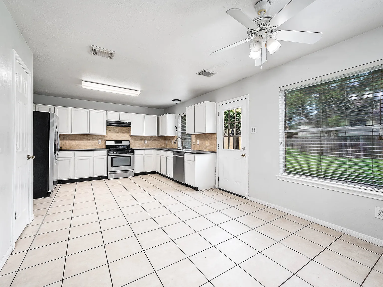 8823 Emerald Heights Ln — Photo 2