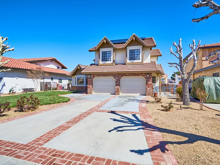 13565 Pyramid Dr — Photo 2