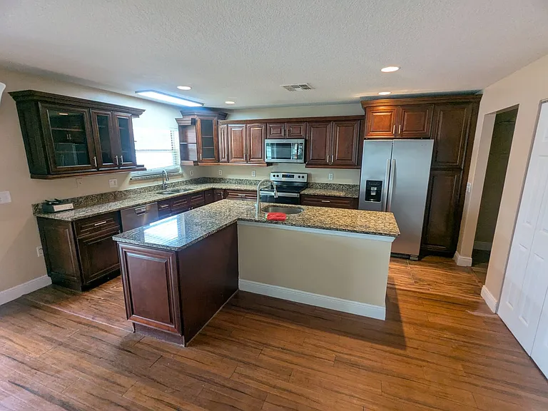 1628 Strathmore Cir — Photo 4