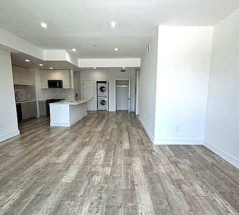 3rd image of 1946 Overland Ave #404