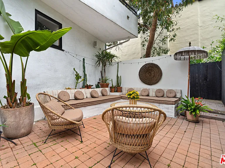 2065 Watsonia Ter — Photo 23