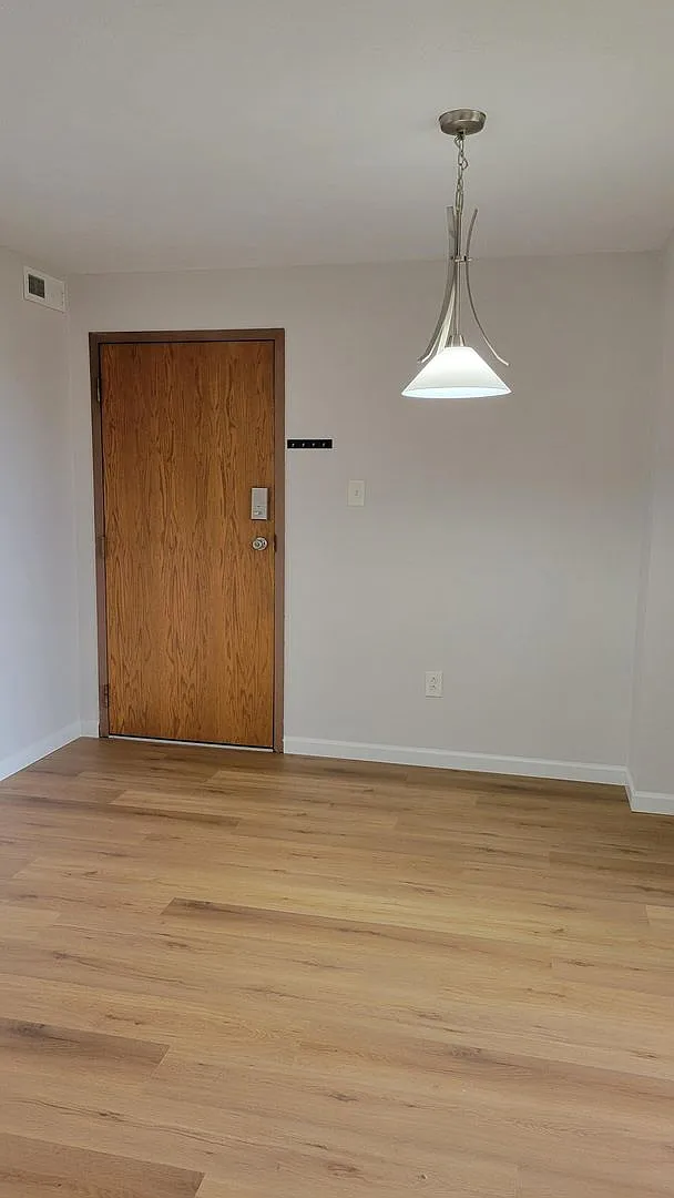 Amazing North Side Condominium — Photo 2