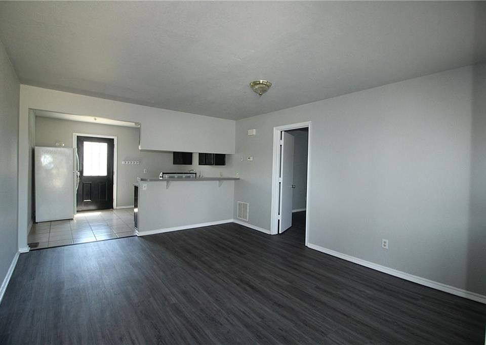 1st image of 1222 W Westchester Way