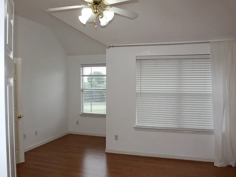5017 Remington Dr — Photo 15