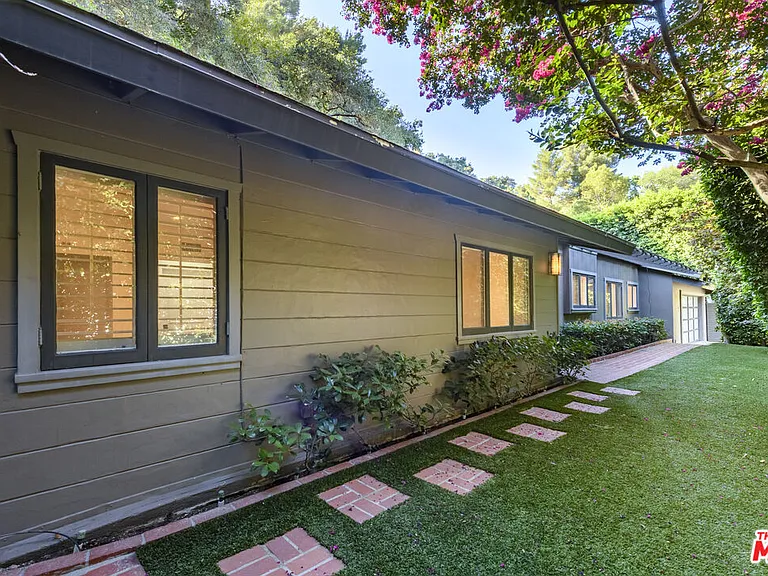 2559 Hutton Dr — Photo 27