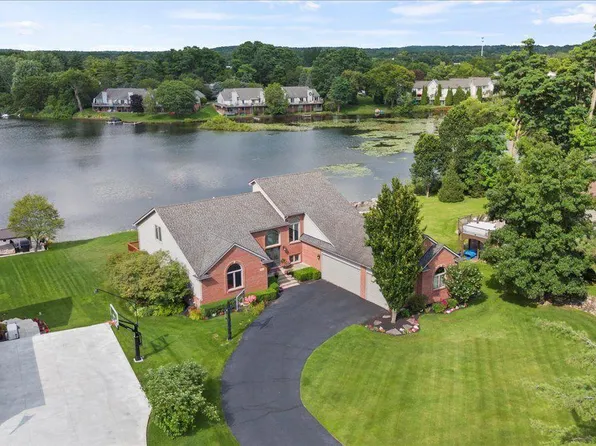 9042 Softwater Woods Dr, Clarkston, MI 48348
