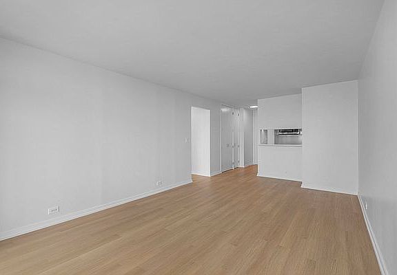 3rd image of 124 W 60th St APT 31K