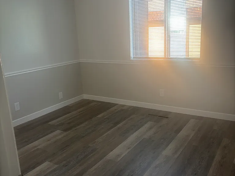 240 E 400 N — Photo 5