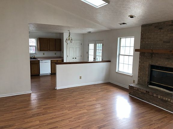Living room w/gas fireplace