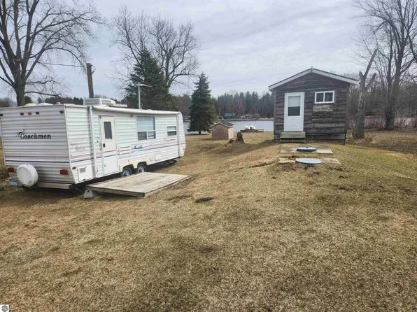 10621 Maple Dr, Riverdale, MI 48877