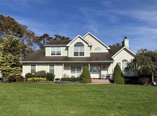11 Sherri Ct, Speonk, NY 11972