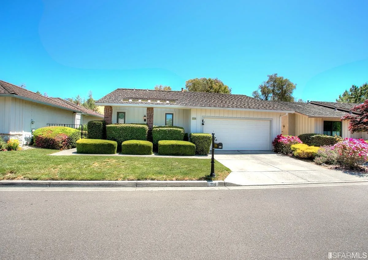 714 Paradise Valley Ct N photo 1
