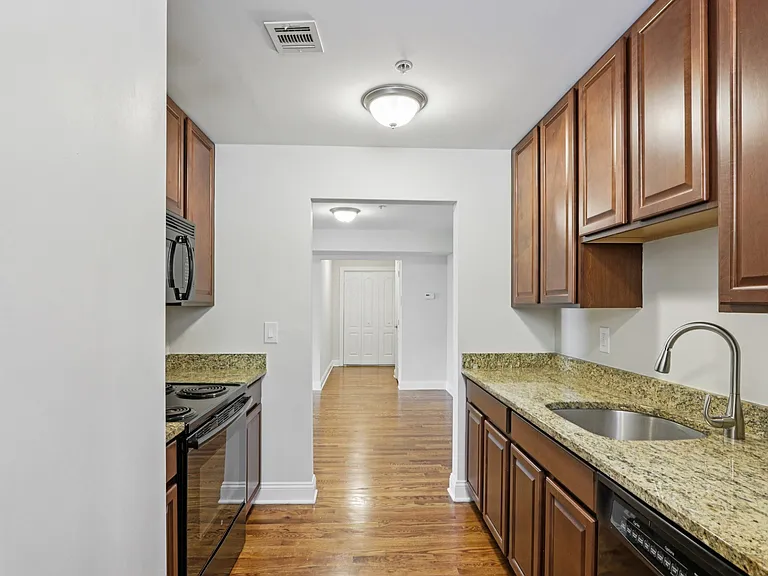 Summit Ridge Luxury Apartments — Photo 38
