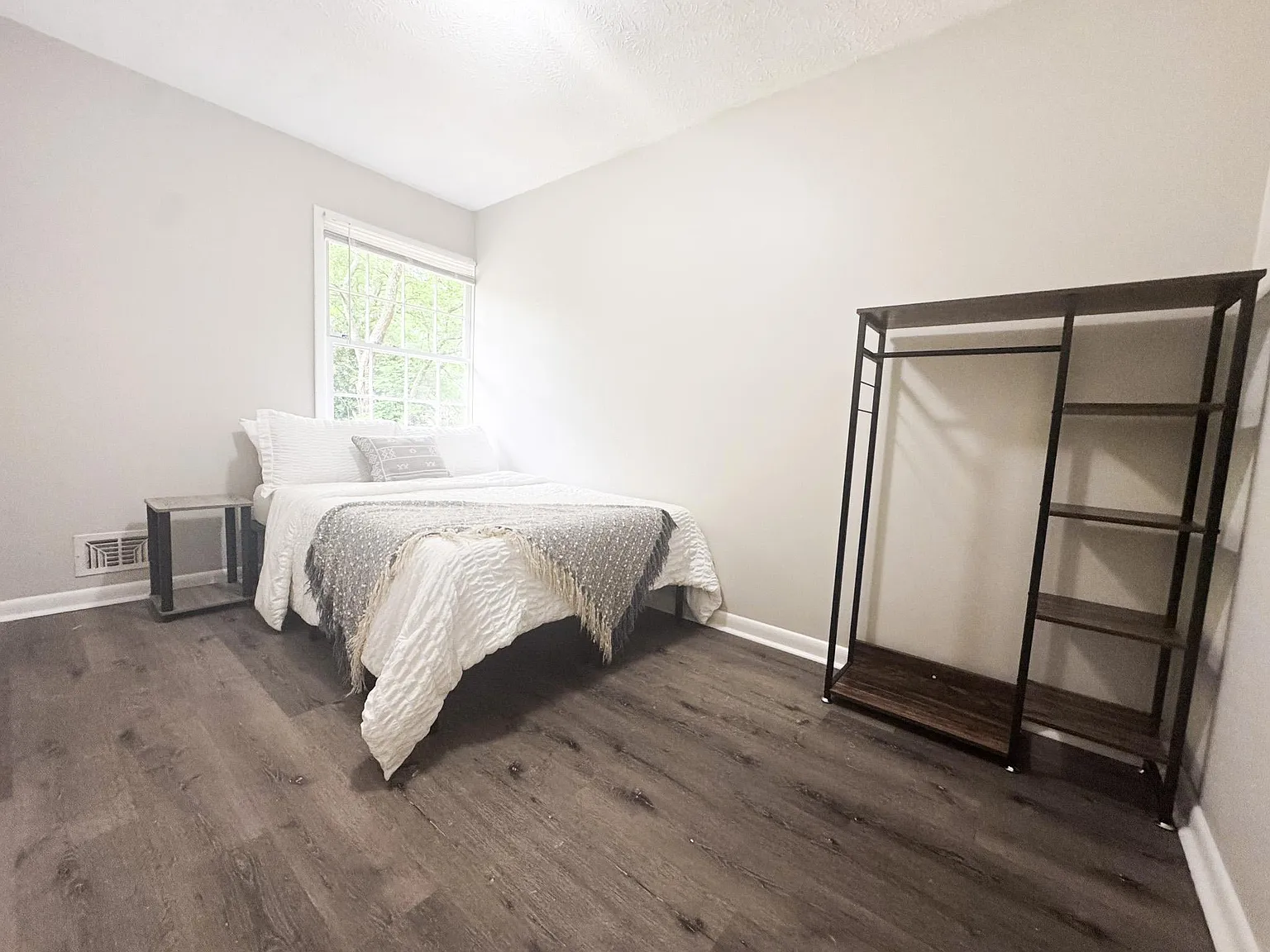 4 bed, 2.0 bath, 1800 sqft, $620 — Photo 3
