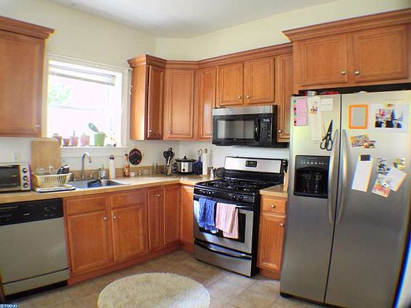 2nd image of 2546 W Girard Ave #1