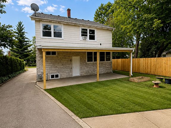 2nd image of 558 Eagle St #2