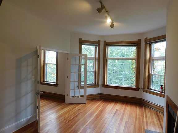 2nd image of 1128 N Winchester Ave #3